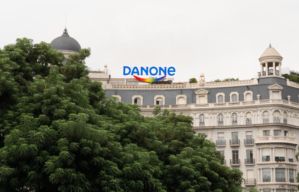 Logo lgtbi de Danone en Francesc Macià
