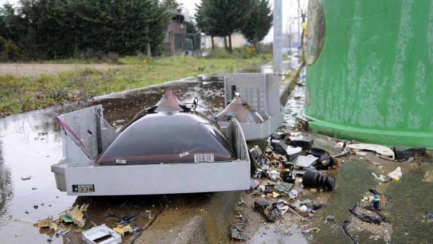 Restos de electrodomésticos y otros materiales a escasos metros del punto limpio. // Bernabé/Javier Lalín