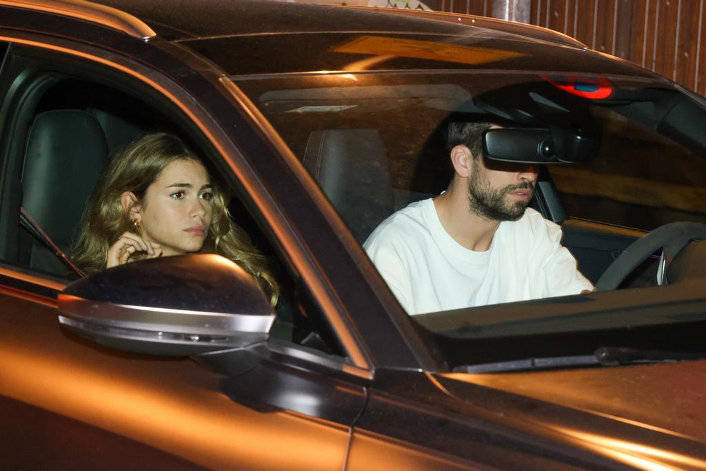 Gerard Piqué y Clara Chía en un coche