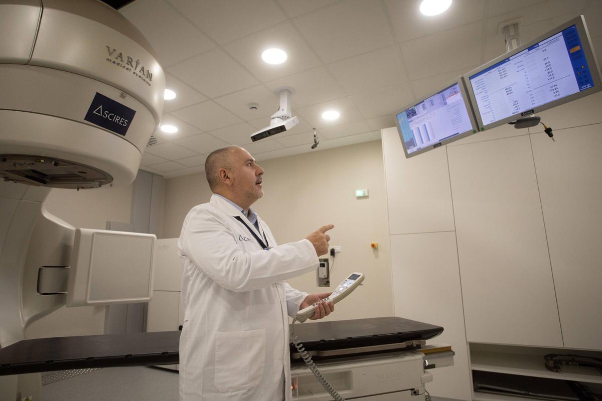 El doctor Jorge Pastor explica cuáles son los tipos de tratamientos para el dolor crónico en las instalaciones de Ascires de la clínica de Ascires en Sagunto II.