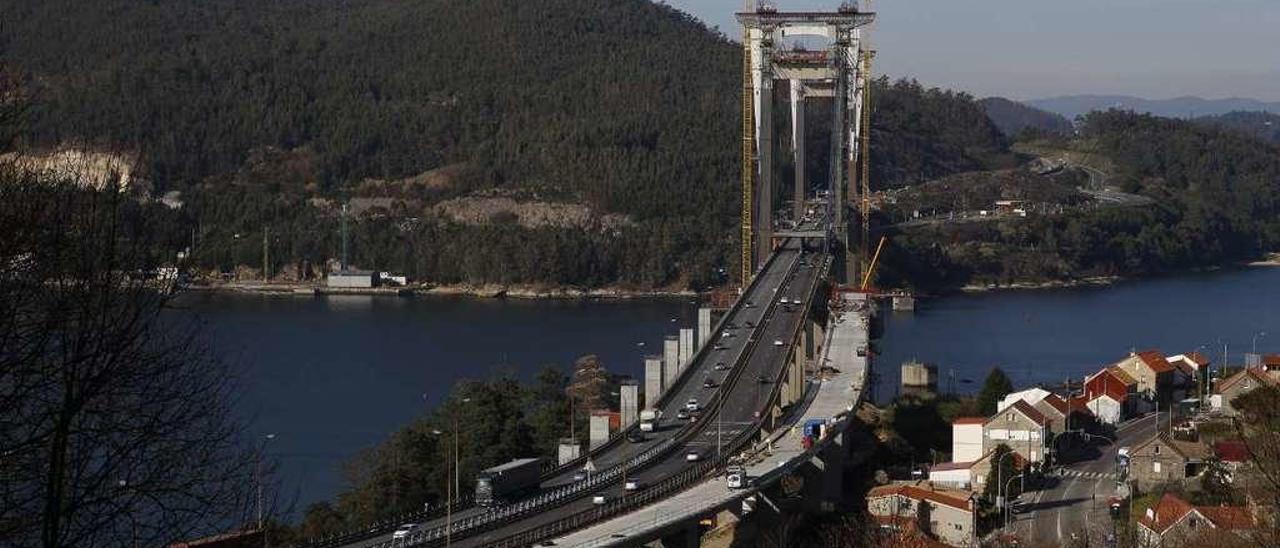 Obras de ampliación en el viaducto de Rande, donde ya se aprecian los nuevos carriles. // R. Grobas