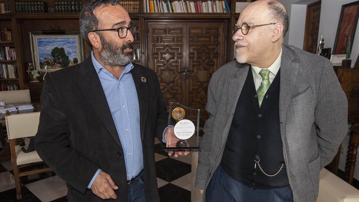 Miguel Ángel Morales recibe la Medalla al Mérito Filatélico por el apoyo la Asociación Numismática Cacereña