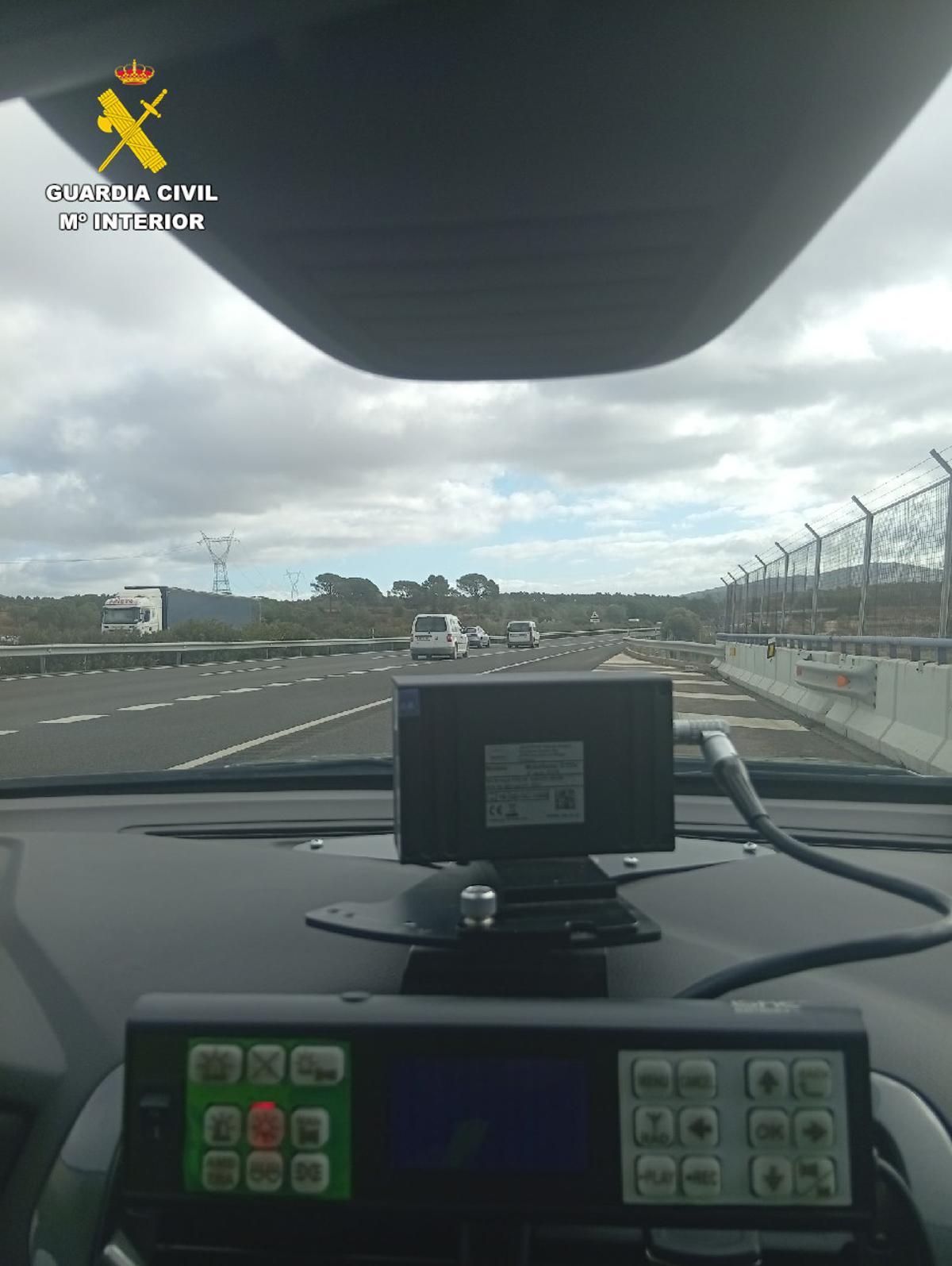 Un coche de la Guardia Civil investigando a conductores en carretera.