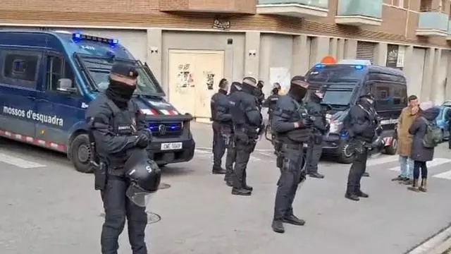 VÍDEO | Així s'ha viscut el desnonament del bloc 8 de Manresa a primera hora del matí