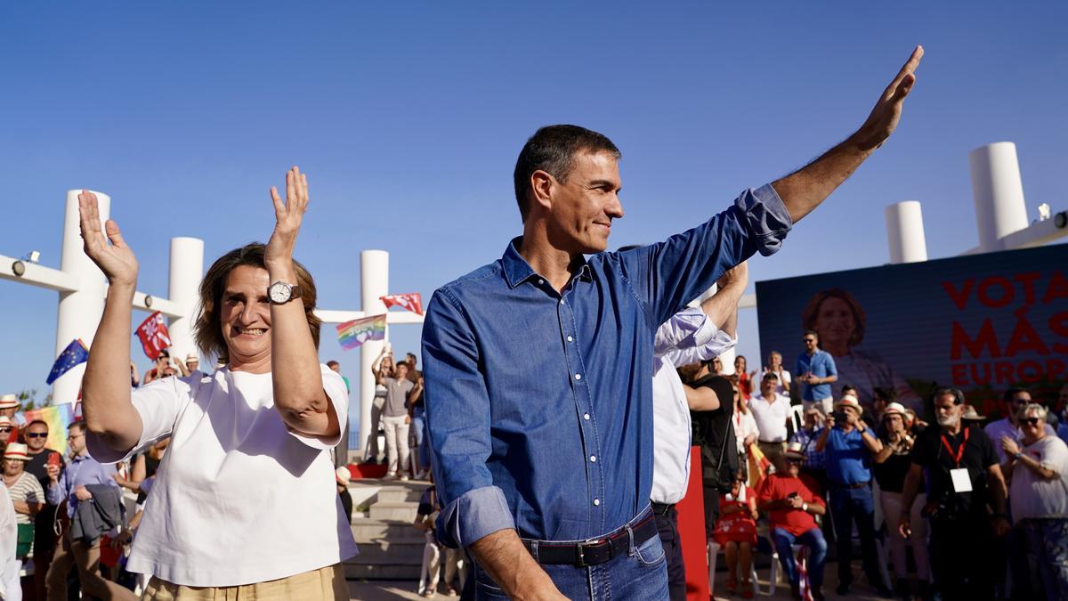 El secretario general del PSOE y presidente del Gobierno, Pedro Sánchez, junto a la candidata Teresa Ribera, durante el mitin de ayer en Benalmádena pueblo