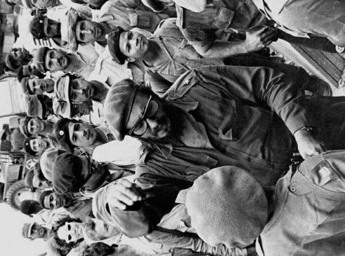 Fidel Castro habla con los miembros de las Fuerzas Revolucionarias desde la base de operaciones en Austrialia (1961).