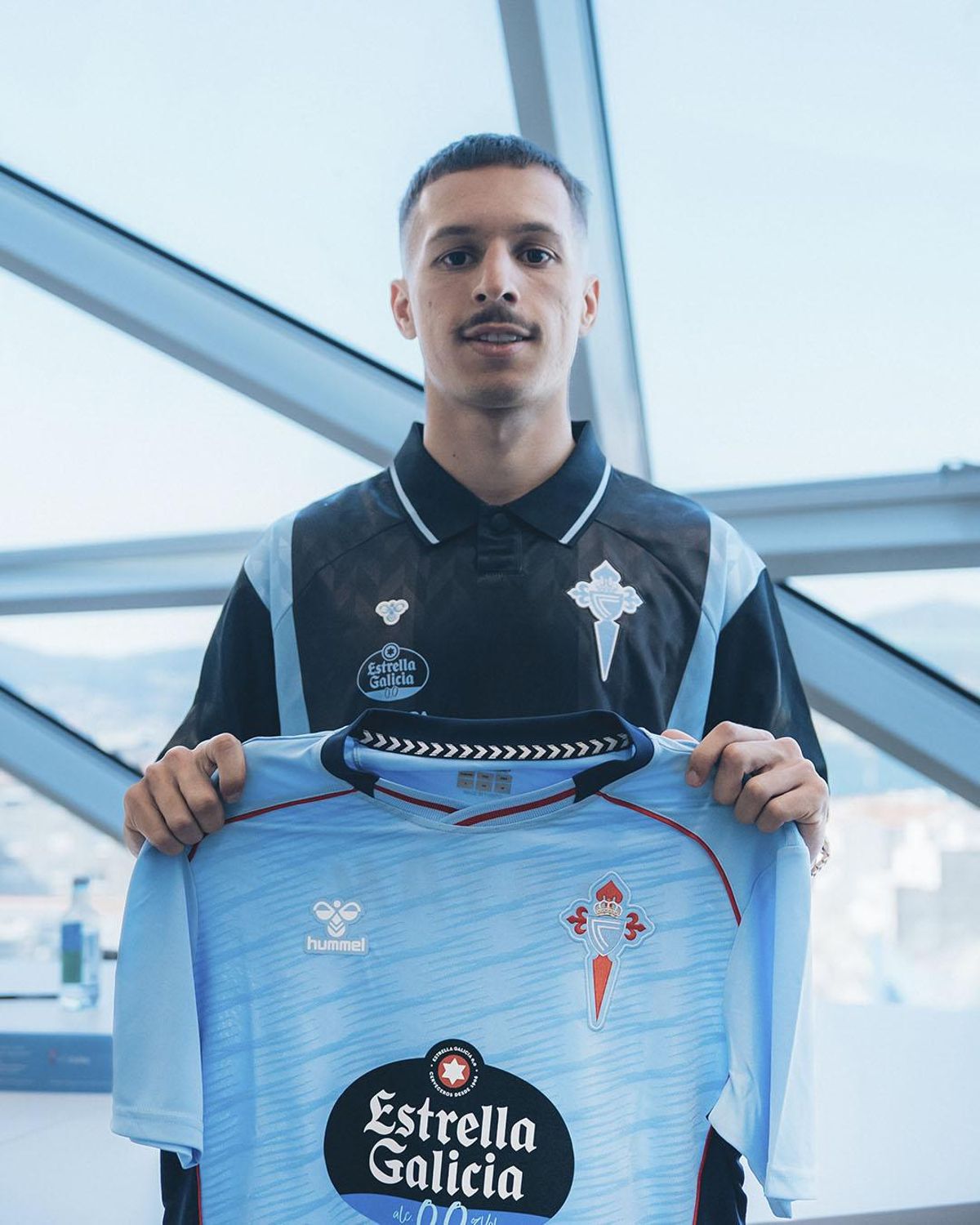 Zaragoza posa con la nueva camiseta del Celta