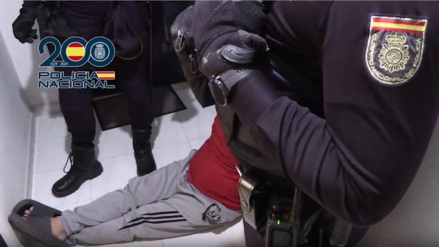 Esclavas de la manicura en Alicante: diez horas cada día arreglando uñas sin cobrar
