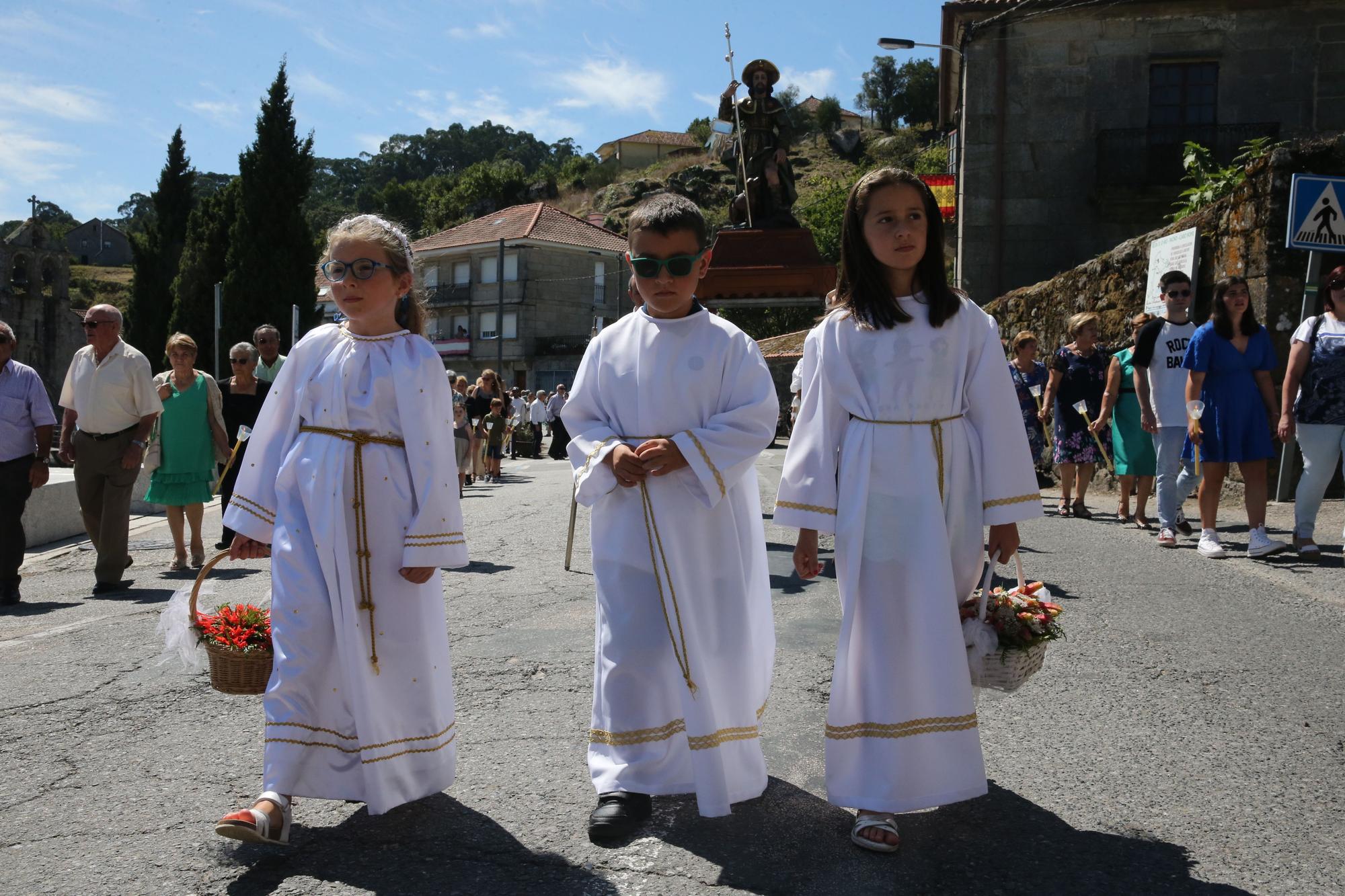 La procesión y la danza de San Roque de O Hío en imágenes (I)