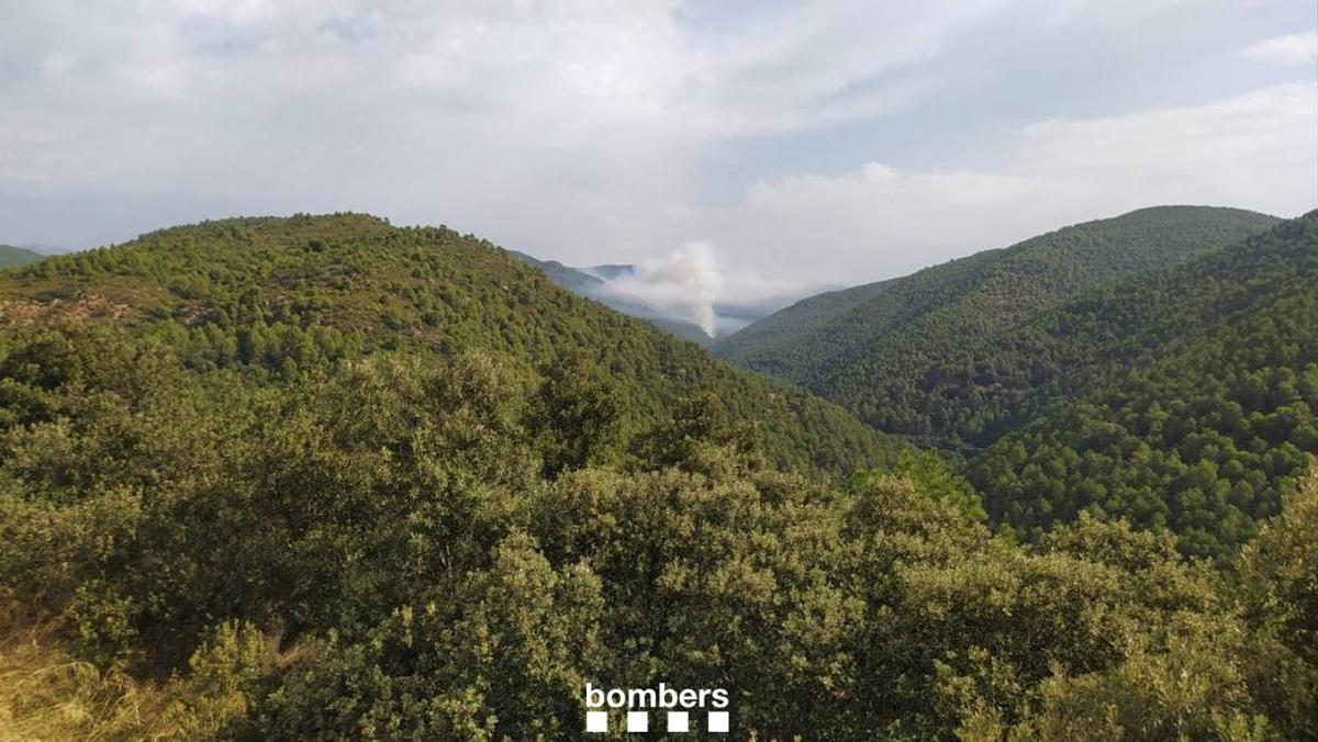 Imatges aèries de l'incendi causat per un llamp a Navés
