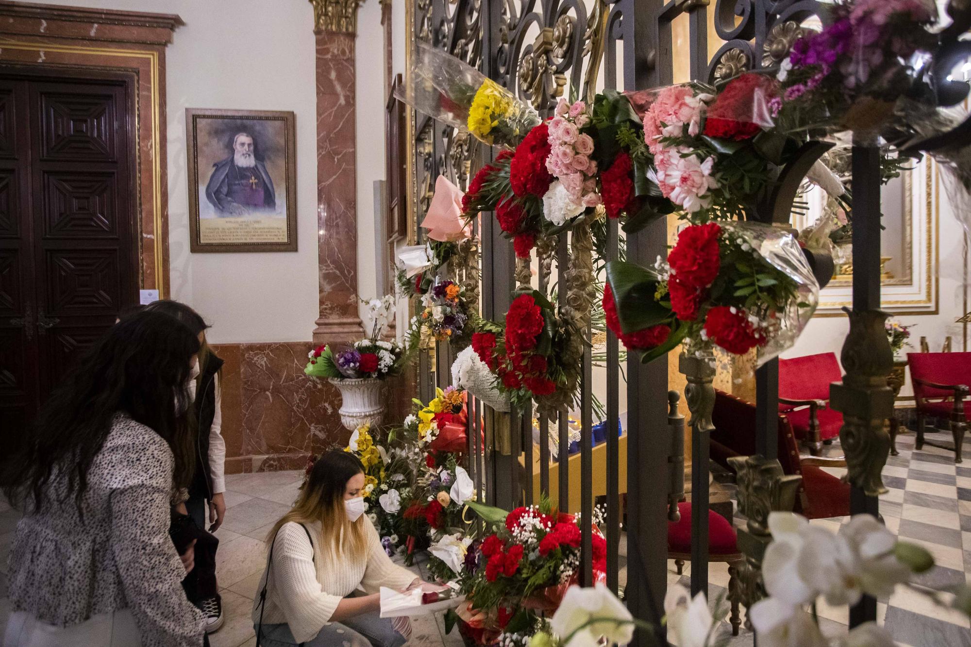 Flores de los falleros a la Virgen en el primer día de la "no ofrenda"