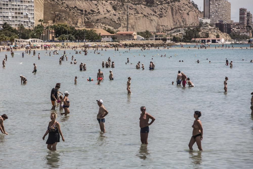 La playa del Postiguet, llena por las altas temperaturas