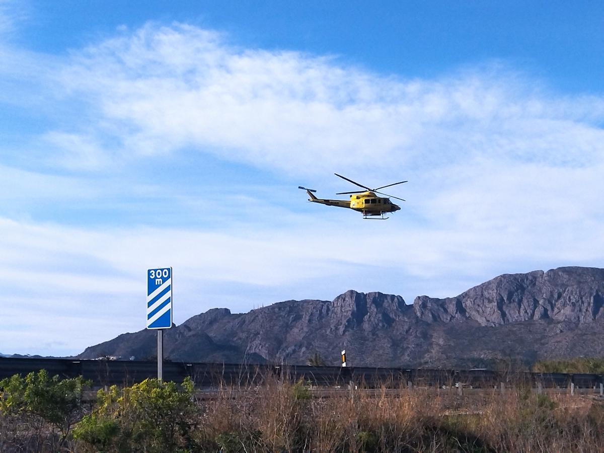 Uno de los helicópteros del operativo de extinción