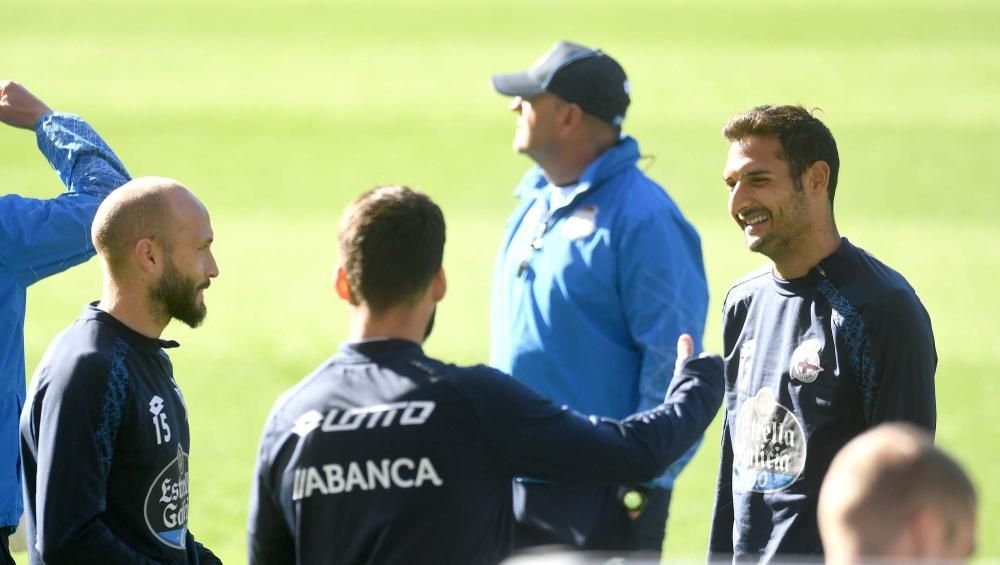 Sesión de entrenamiento en Riazor antes de disputar el trascendental encuentro ante el Granada.