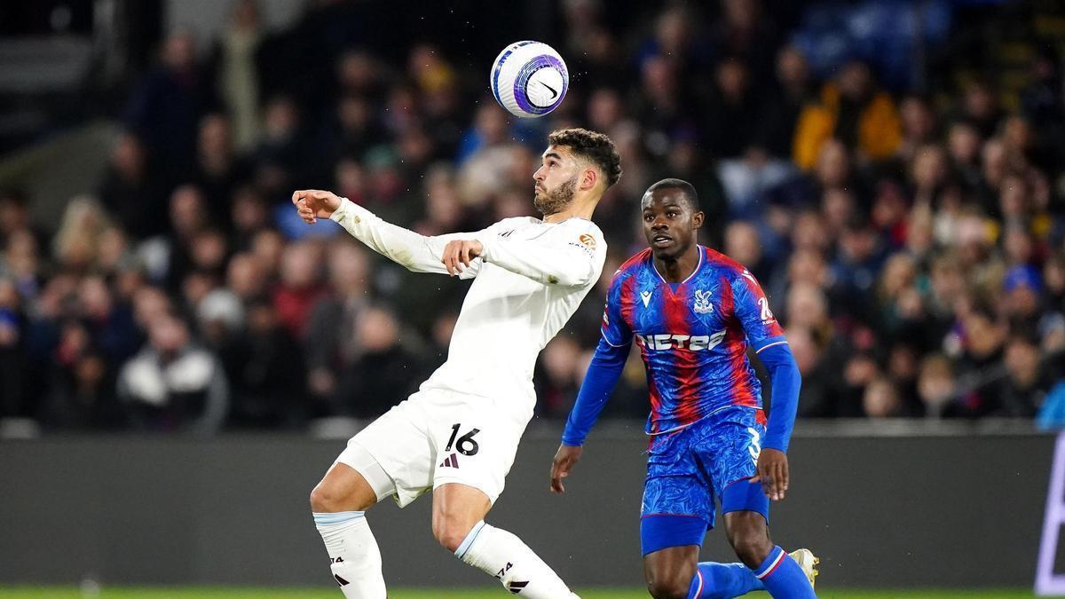 Andrés García durante un partido del Aston Villa.