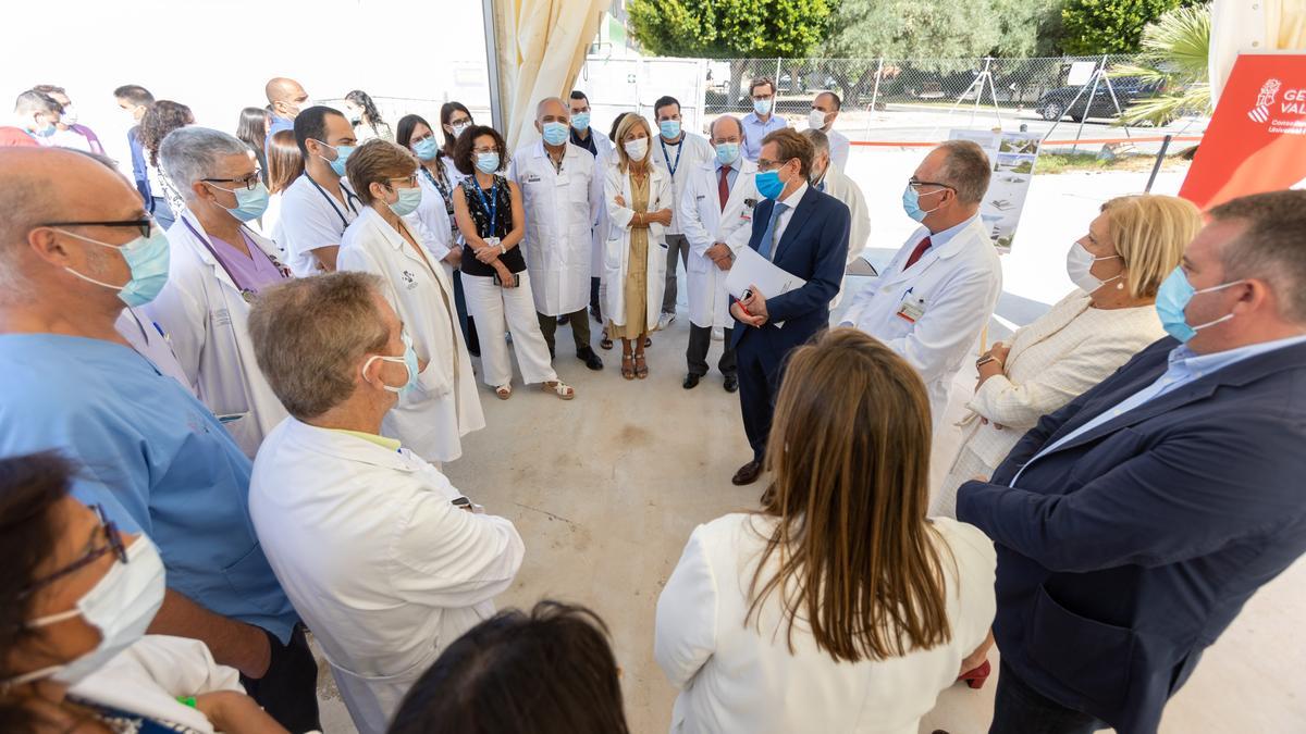 El conseller de Sanidad, Miguel Mínguez, rodeado de médicos durante su visita al Hospital de Alicante, hoy