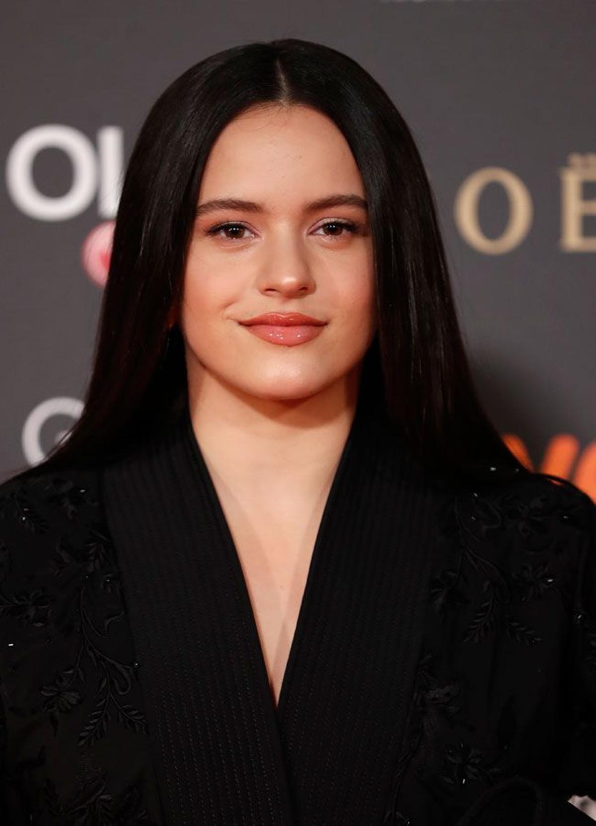 Rosalía con maquillaje efecto natural en los Goyas 2019