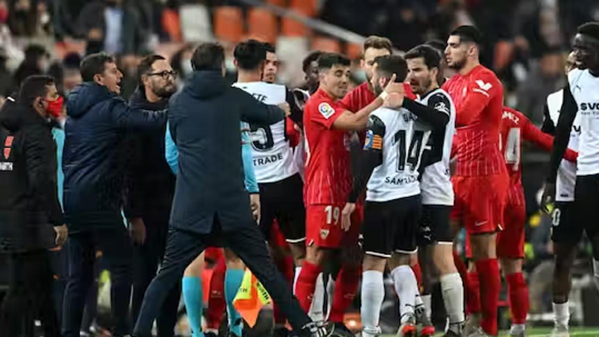 Momento de una tangana entre jugadores de Valencia y Sevilla