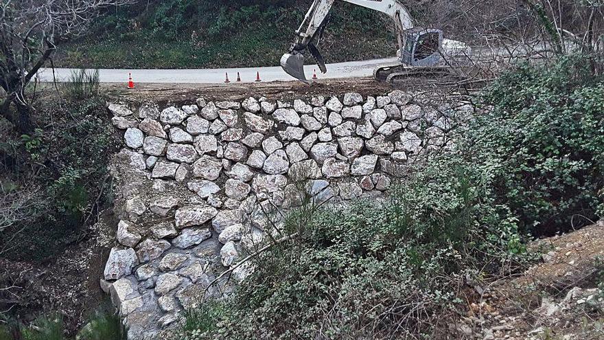 Maquinària treballant en una carretera de la Diputació amb danys pel «Gloria».