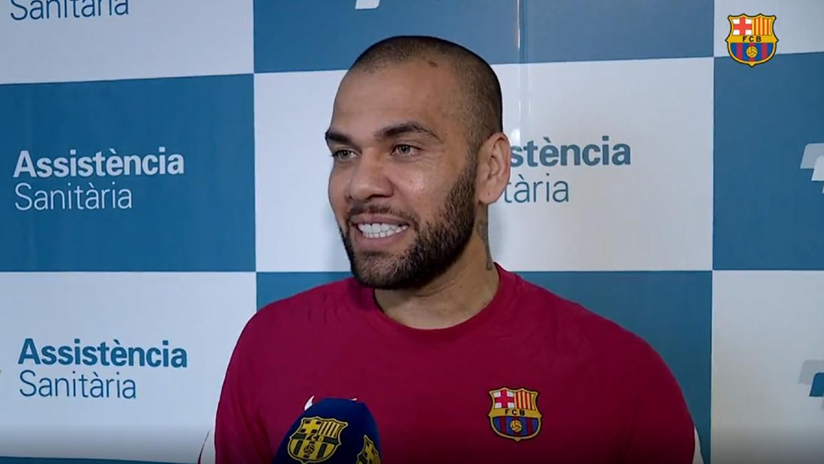 Dani Alves: "Ponerse la camiseta del Barça te hace sentir como un superhéroe"