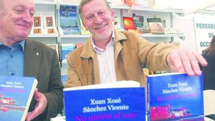 Xuan Xosé Sánchez Vicente, ayer, en Libroviedo.