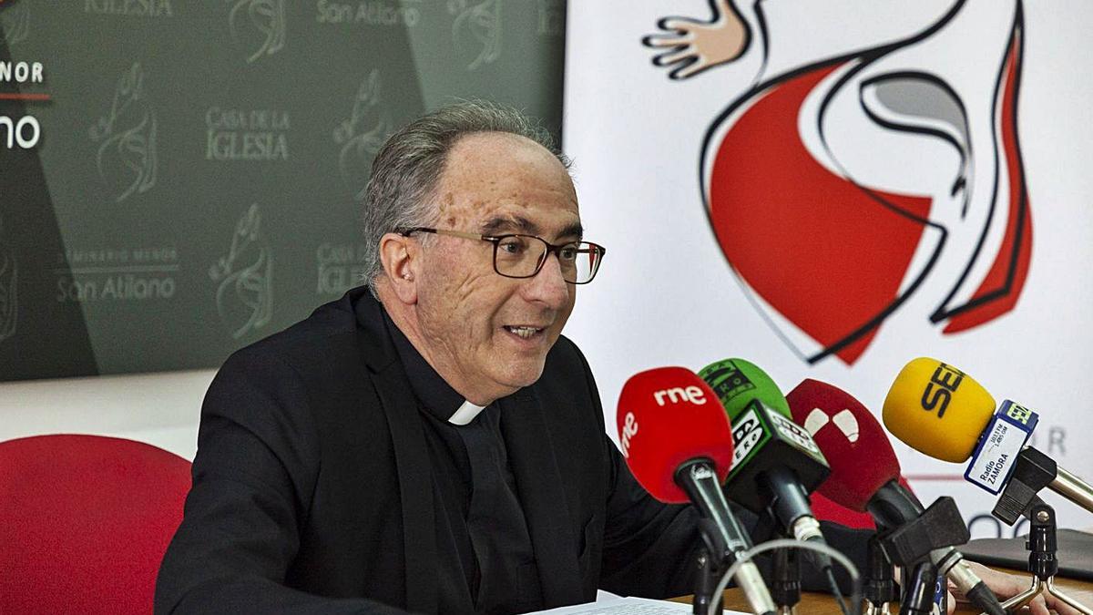 El administrador diocesano, José Francisco Matías Sampedro, durante una rueda de prensa. | Nico Rodríguez