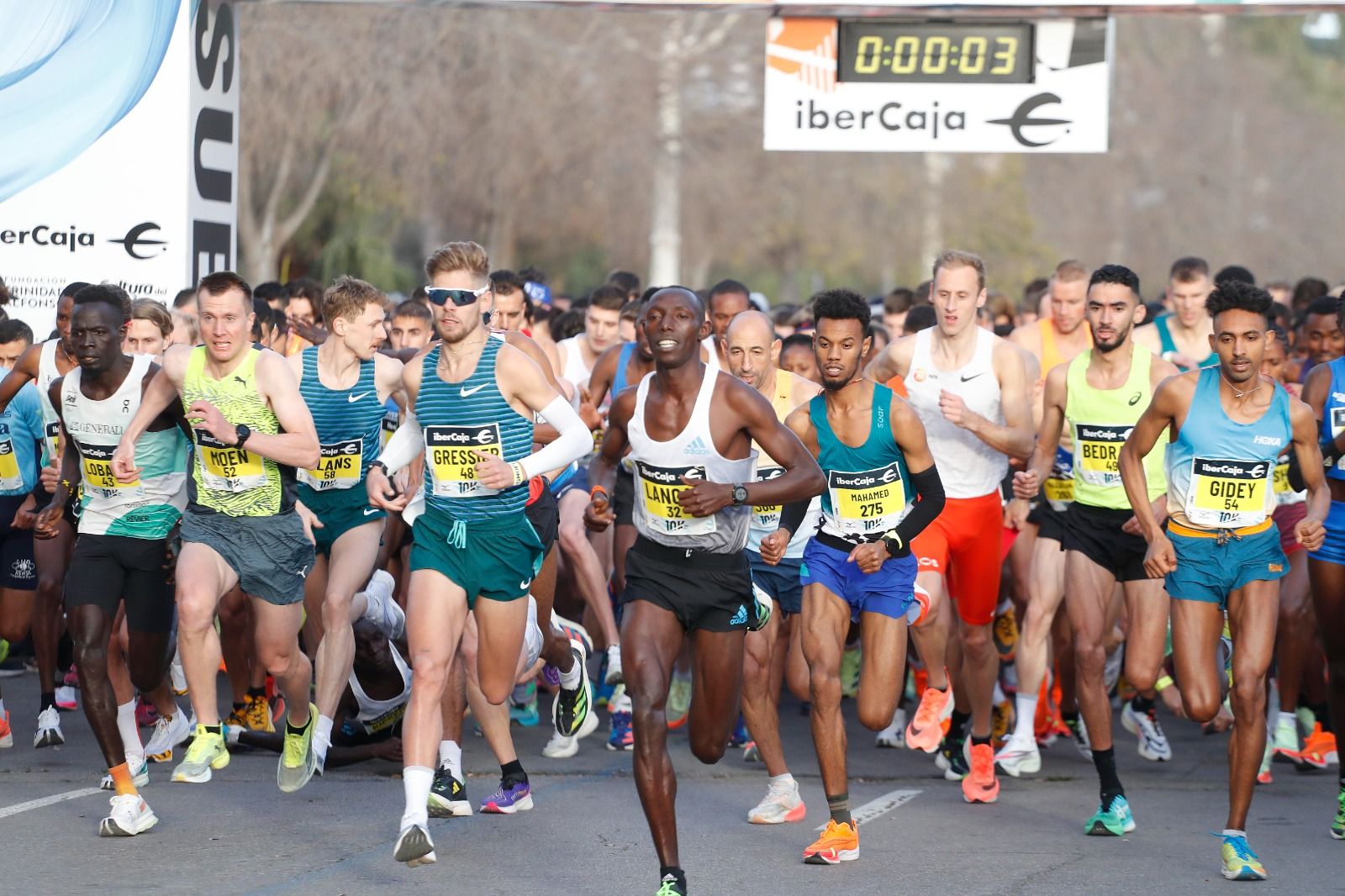 Montones y gente en el suelo en una accidentada salida de la 10K en València