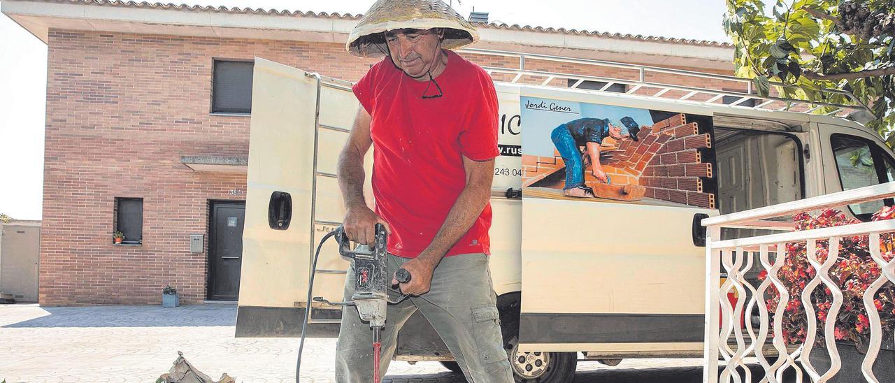 Toni Sala, de 62 anys, treballant en una obra a Salitja.