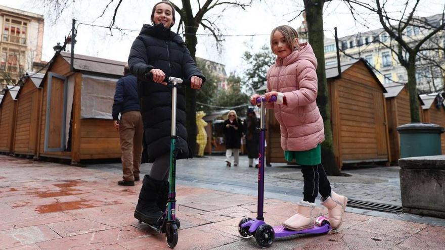 Las hermanas Julieta y Frida Suárez, con sus patinetes nuevos.