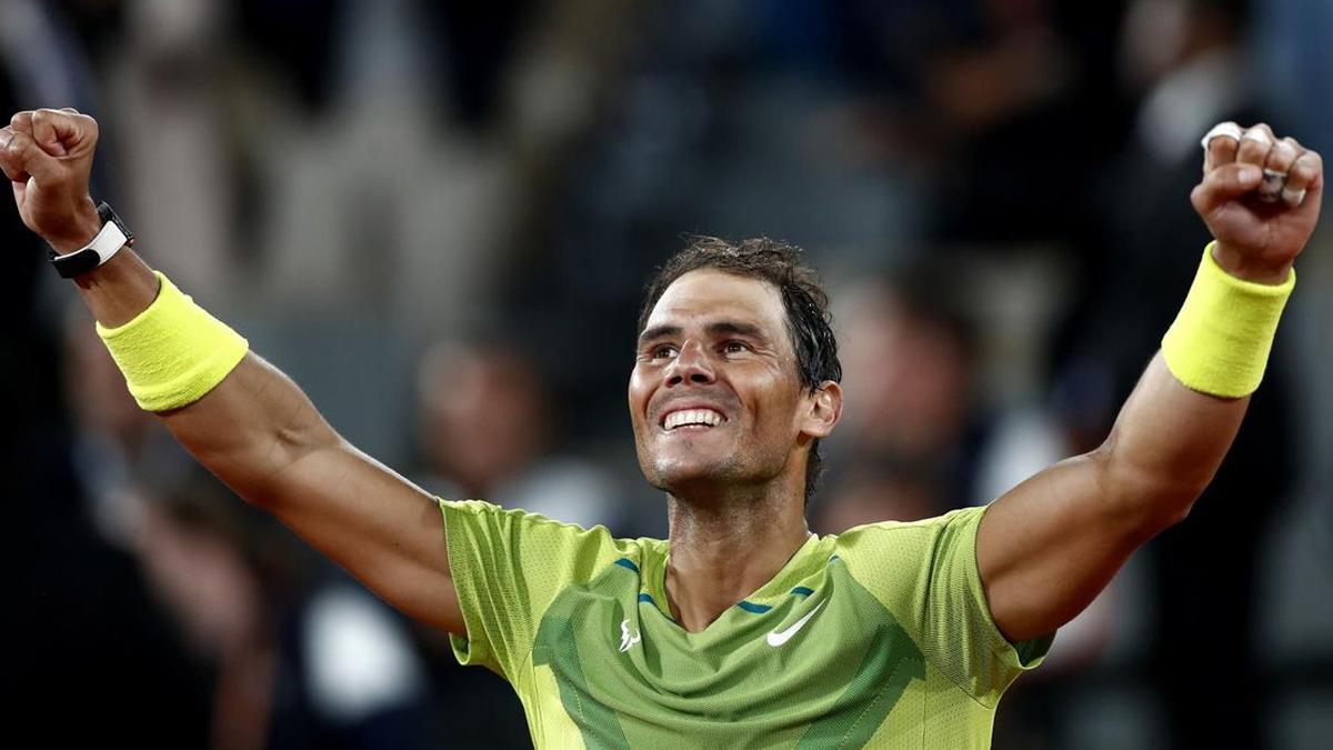 Rafa Nadal celebra su victoria ante Novak Djokovic en cuartos de final de Roland Garros.