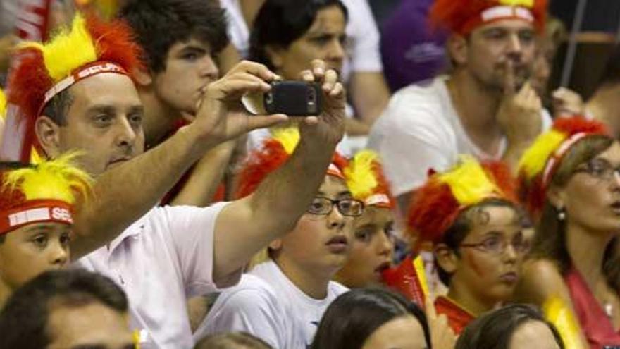 Aficionados disfrutando de un encuentro de la Roja