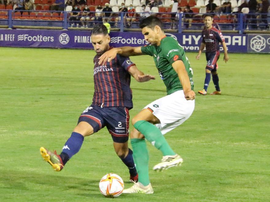 Kike Márquez trata de conducir un balón en el partido.