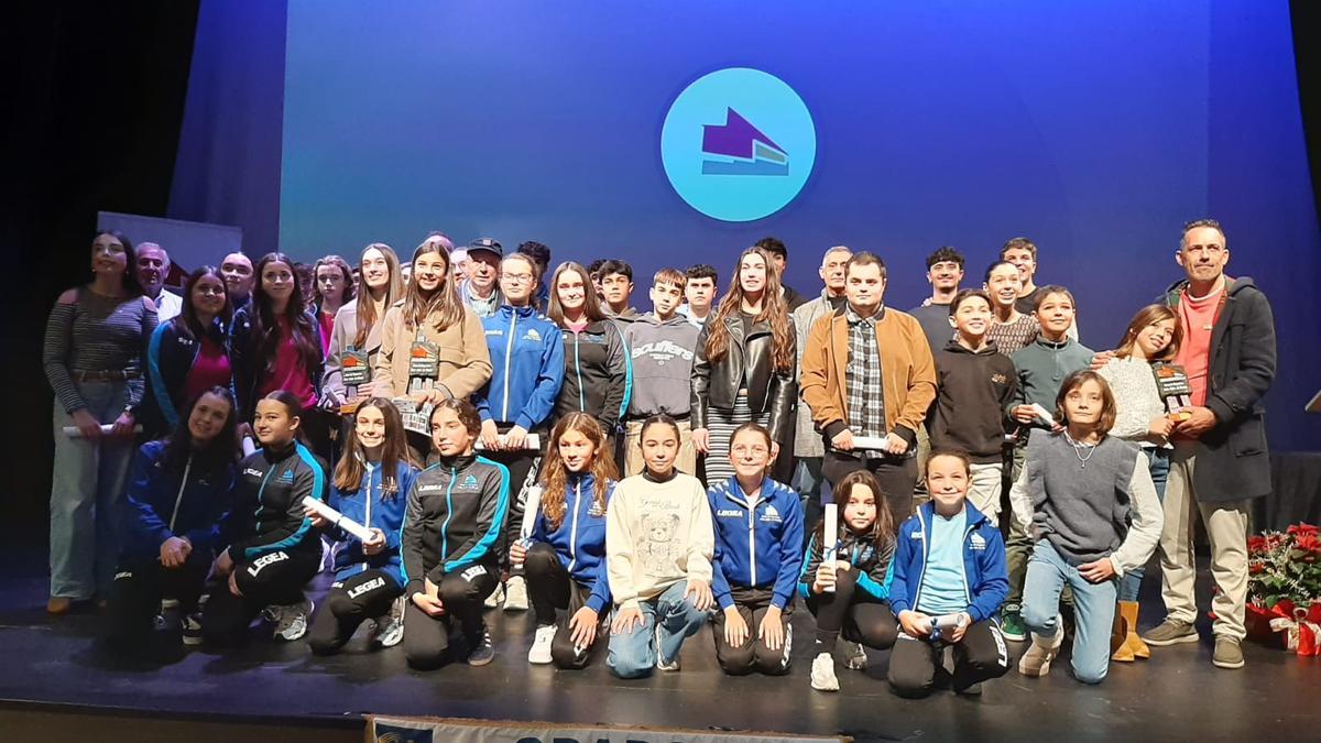 Foto de familia de los ganadores y distinguidos en la Gala del Deporte de Grado