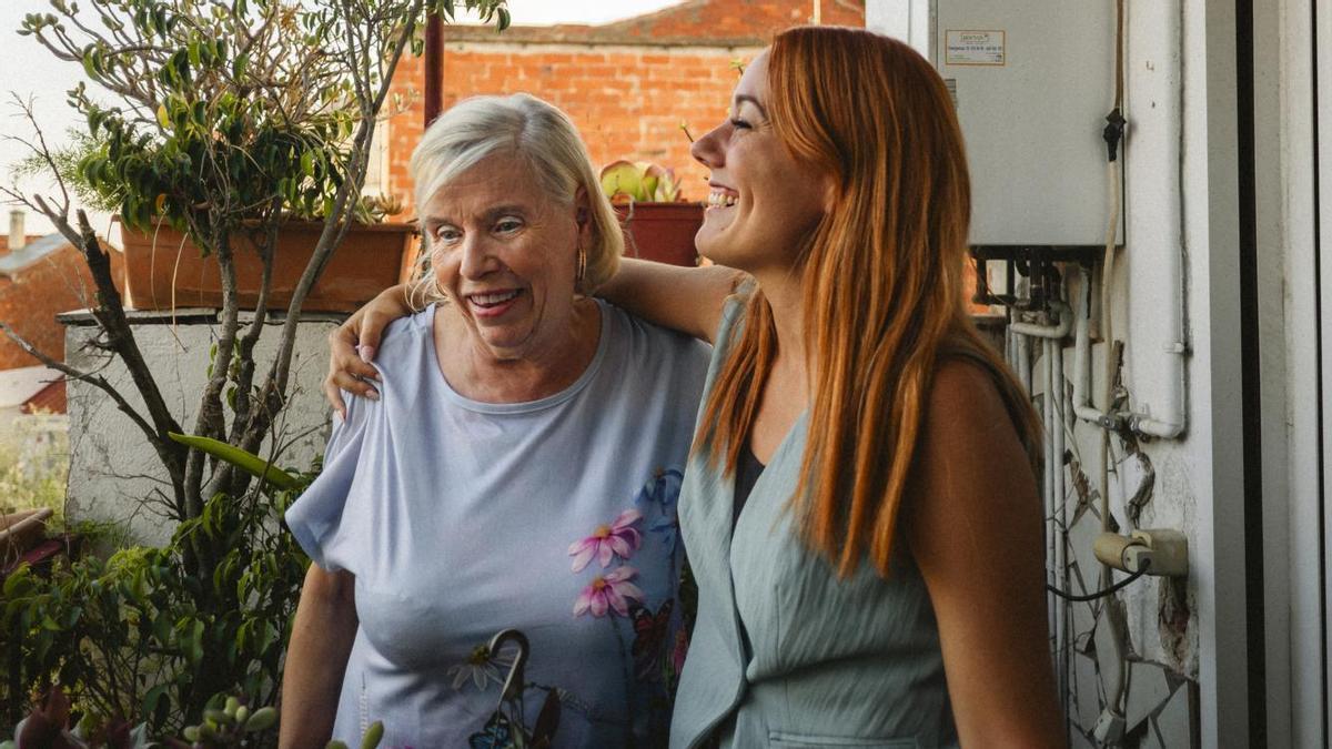 Blanca, participante del programa Siempre Acompañados de la Fundación La Caixa, con una de las técnicas del programa.