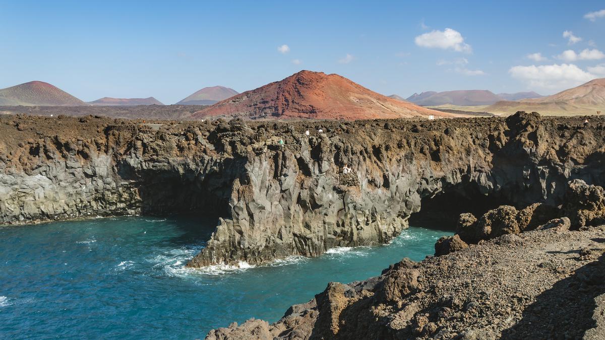 Los Hervideros de Lanzarote, las curiosas cuevas por las que sube el océano