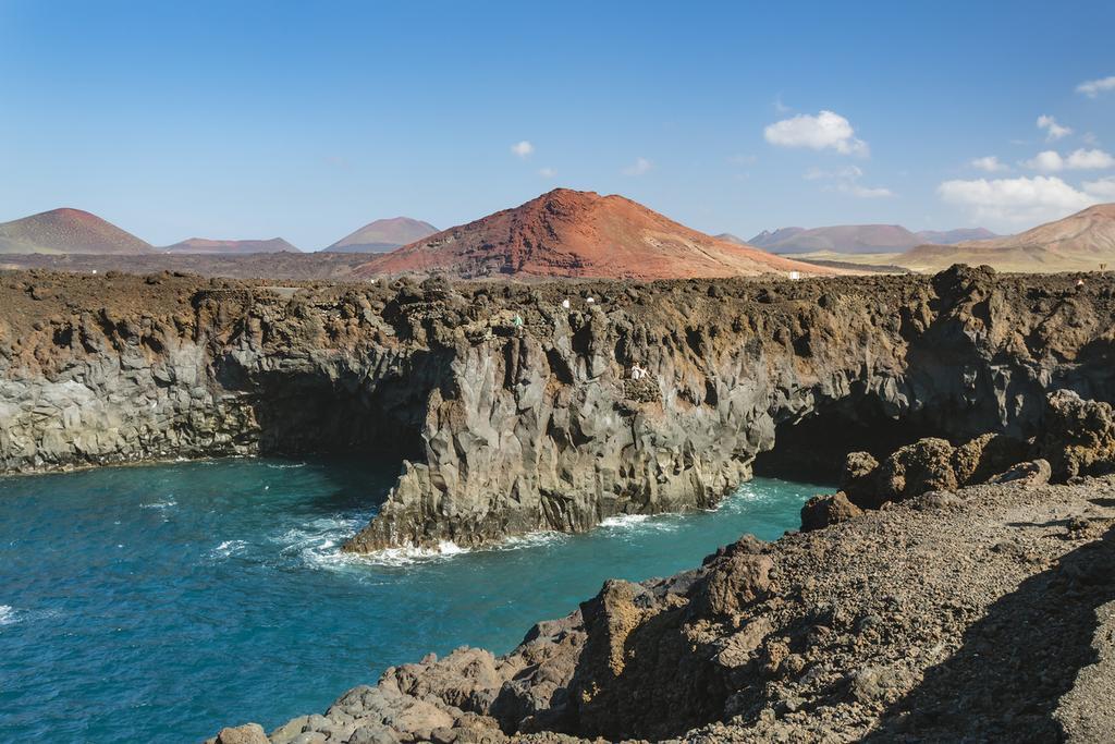 Los Hervideros de Lanzarote, las curiosas cuevas por las que sube el océano