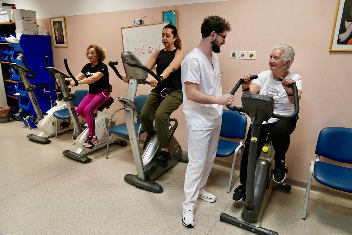 MLG 23-04-2026.-Profesionales médicos y pacientes del programa de género de la Unidad de rehabilitación cardiaca del Hospital Clínico Universitario Virgen de la Victoria de Málaga.