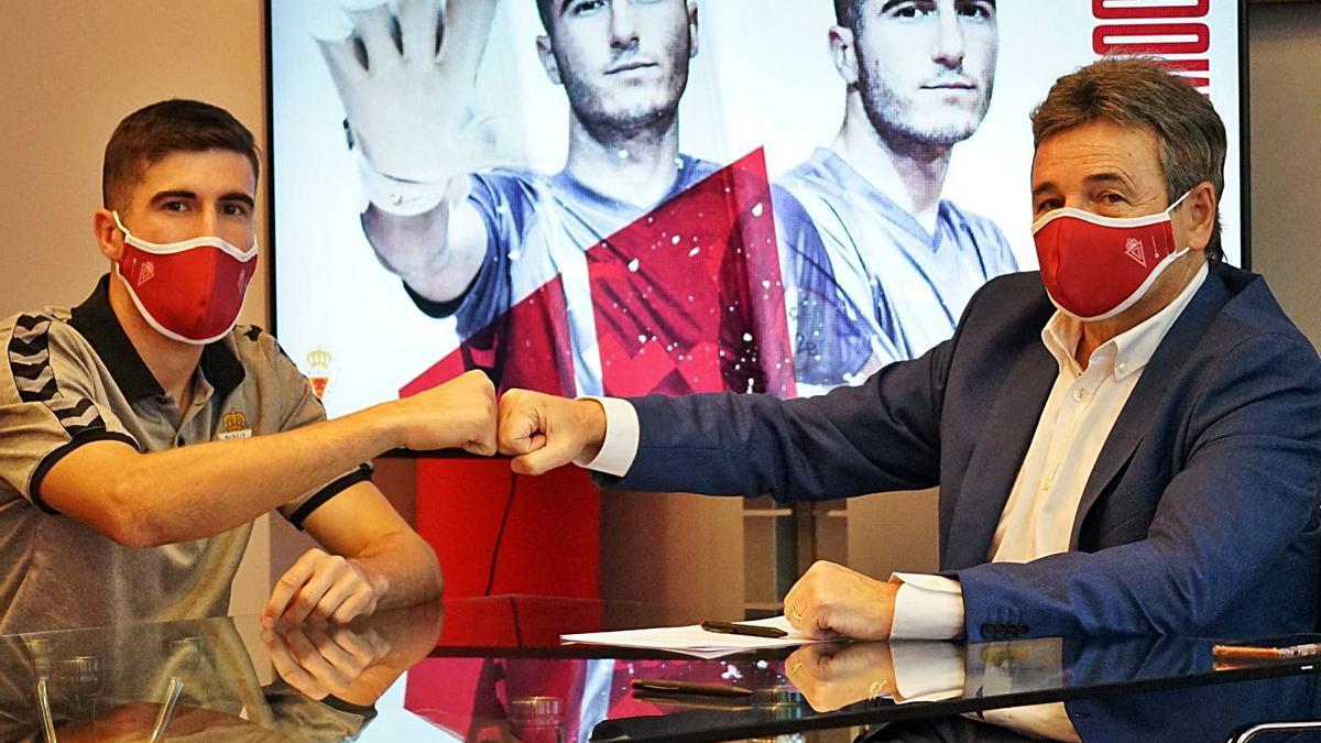 Antonio Gallego con Agustín Ramos en su presentación como jugador del Real Murcia. | PRENSA REAL MURCIA
