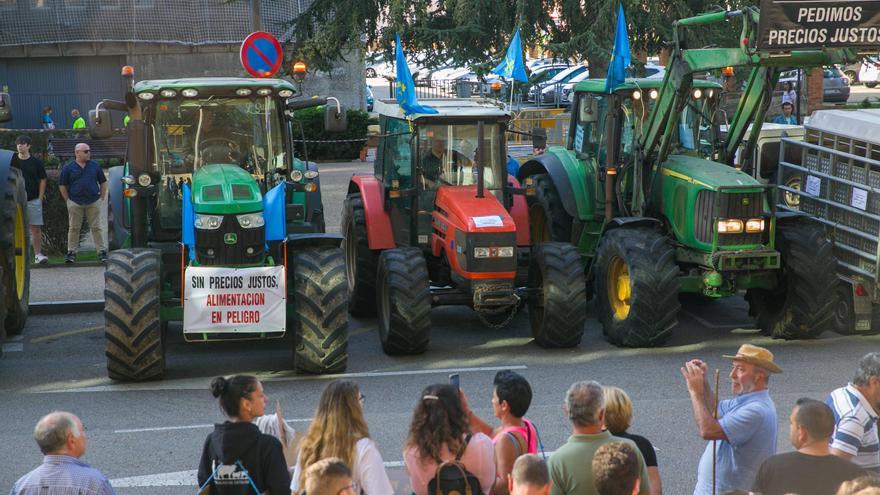 Convocan una tractorada y un paro el jueves en Oviedo como protesta contra la PAC