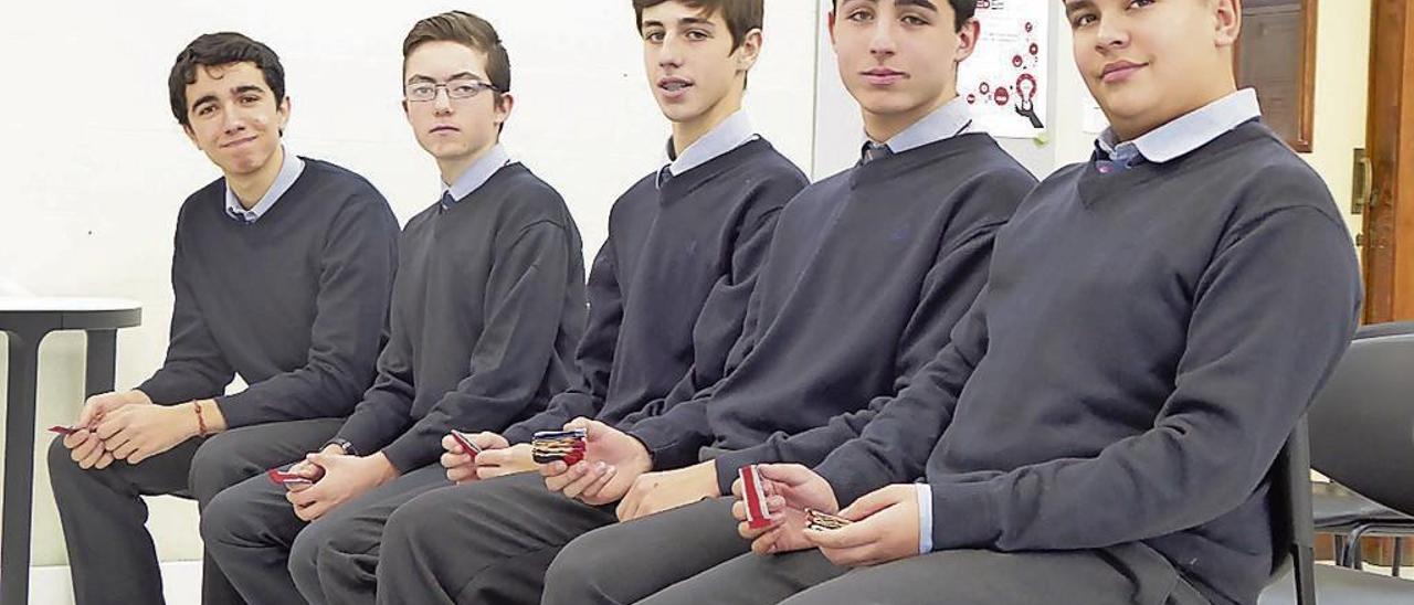 Gonzalo Riesgo, Álvaro Suárez, Jaime Verdín, Daniel Costoya y Raymond Debaso, con el click diseñado en el colegio llanerense.