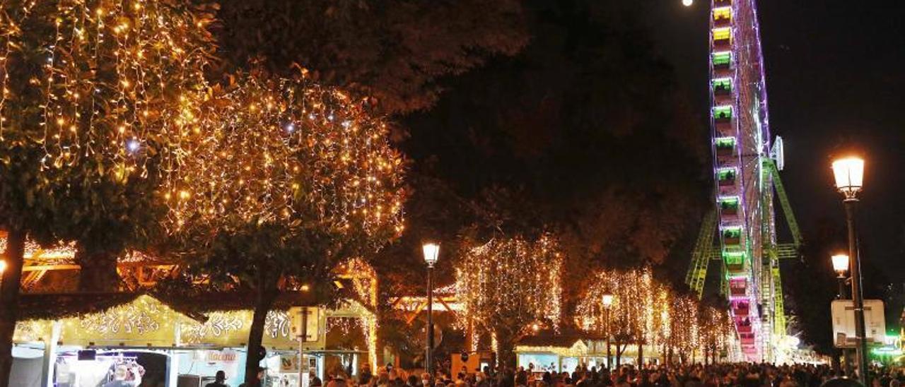 Aspecto de la Alameda en la pasada Navidad, con el mercado a la izquierda y la noria al fondo.