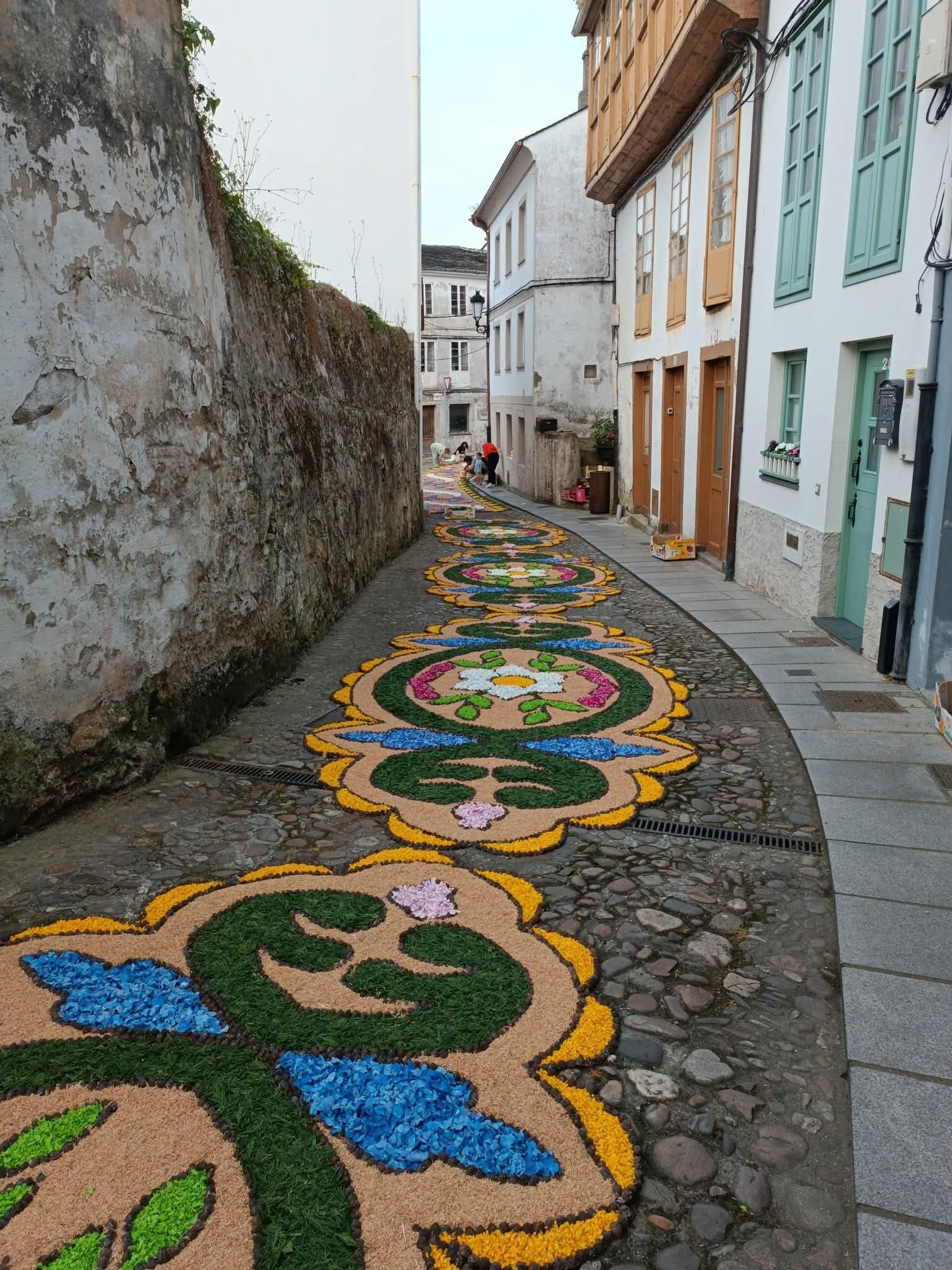 Castropol se llena de color con sus alfombras florales