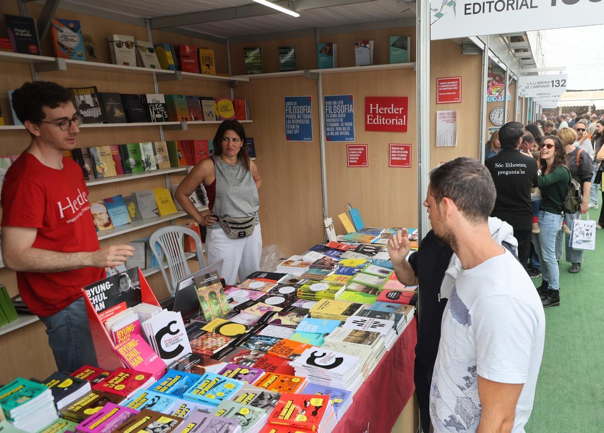 La Fira del Llibre desafía al mal tiempo y celebra un sábado de máxima afluencia La Fira del Llibre desafía al mal tiempo y celebra un sábado de máxima afluencia