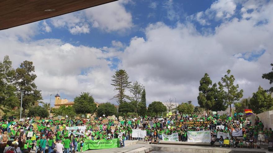 Los docentes de Benidorm y La Vila salen en centenares a la calle para exigir inversiones y frenar el deterioro de la educación pública