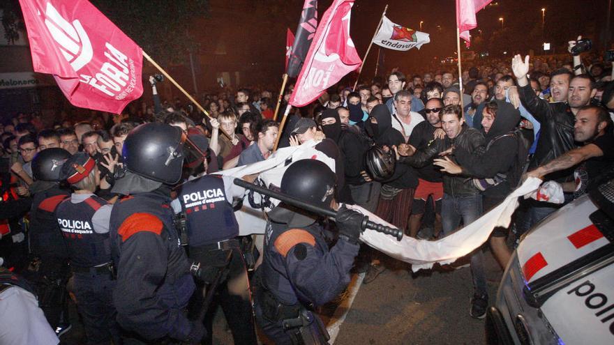 Tensió entre independentistes i antiavalots dels Mossos a Girona