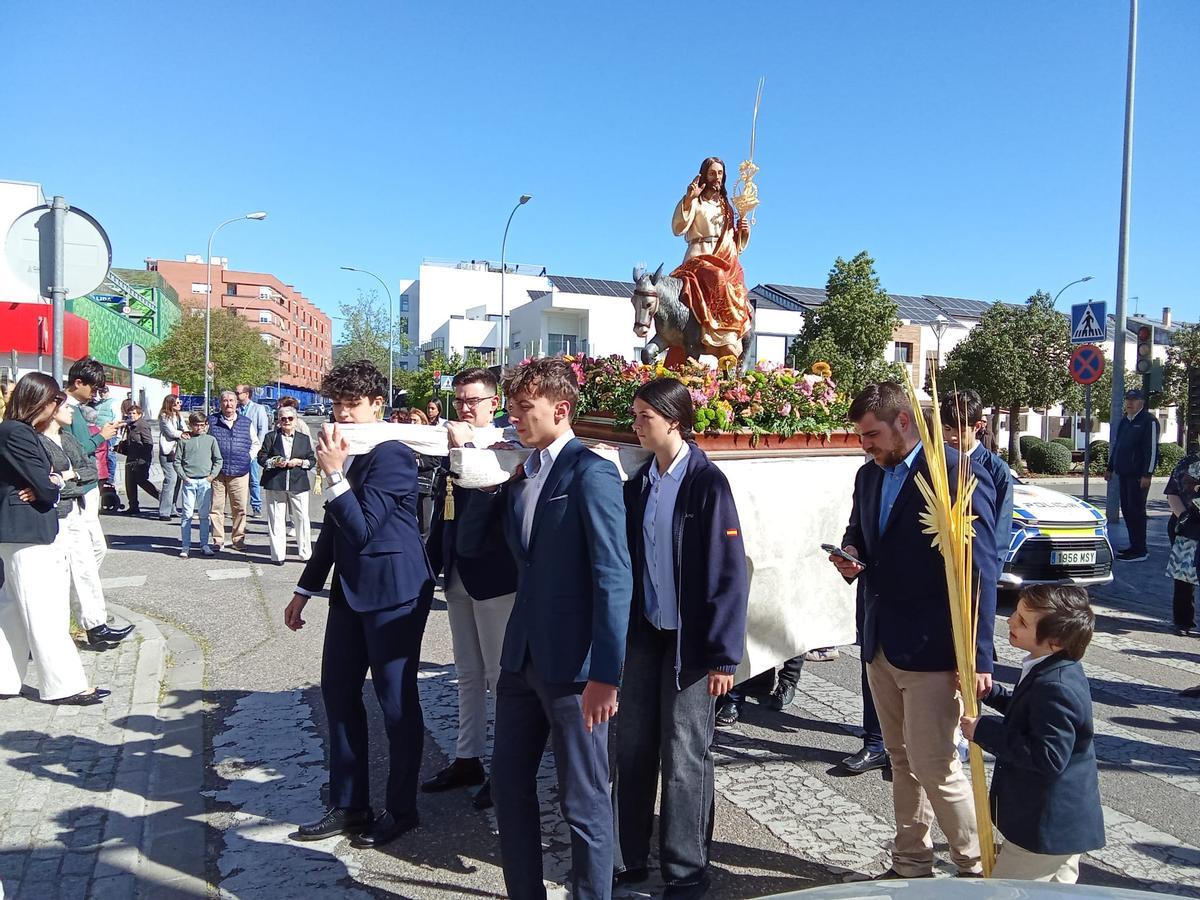 Un momento de la procesión de La Borriquita por el barrio de Noreña.