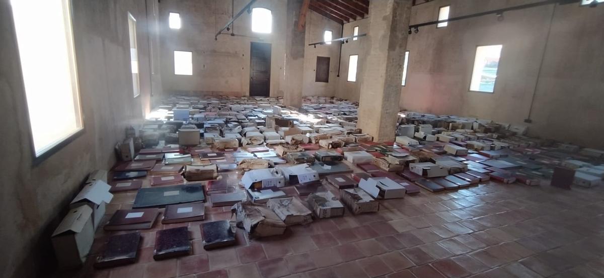 Los archivos dañados secándose en l'Alquería del Pi.