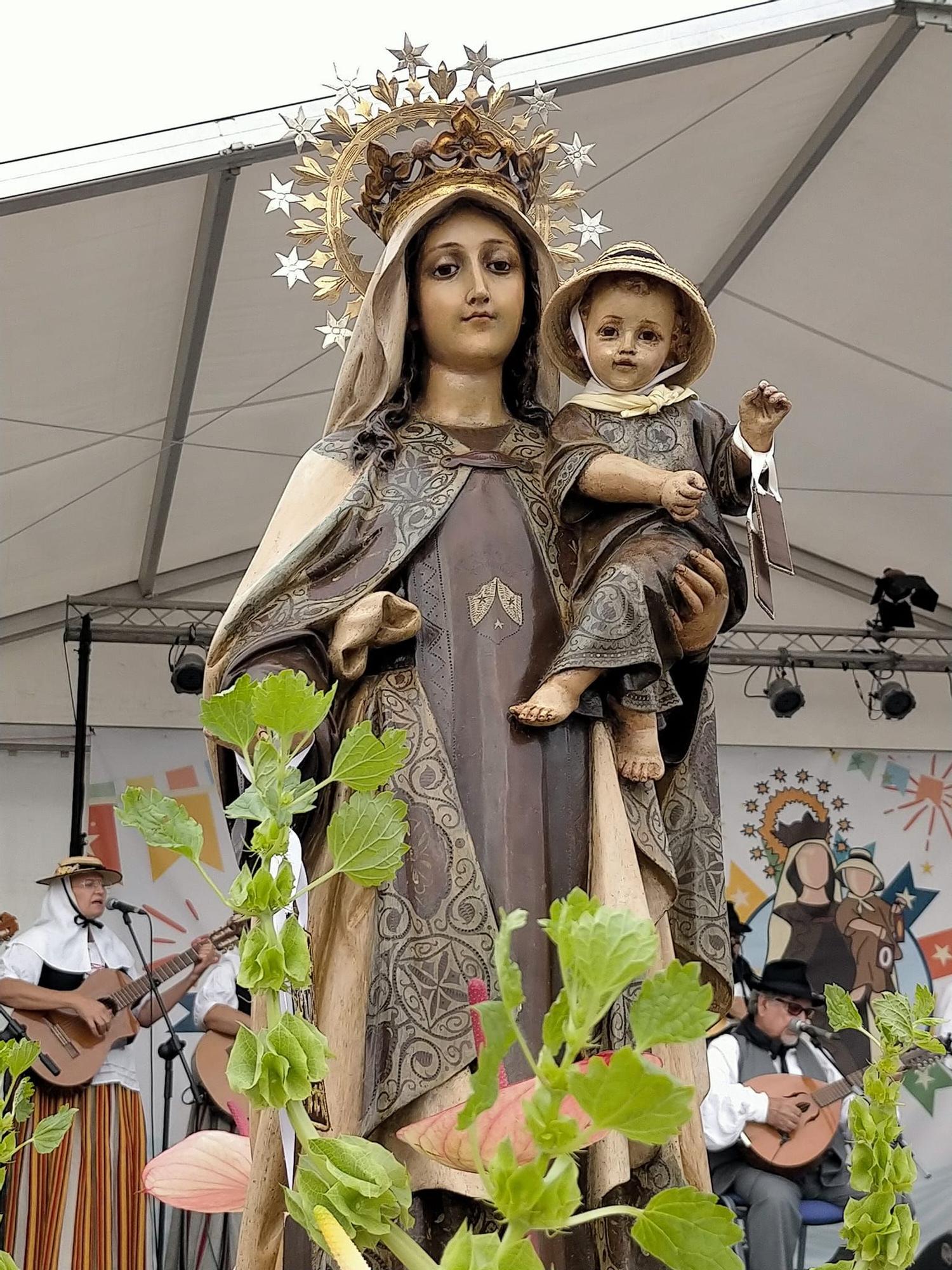 La Graciosa pasea a la Virgen del Carmen