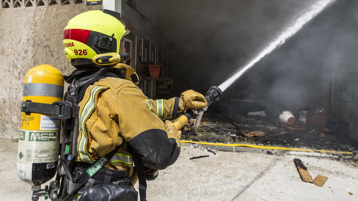 Dos intoxicados en el incendio de un almacén en Alicante