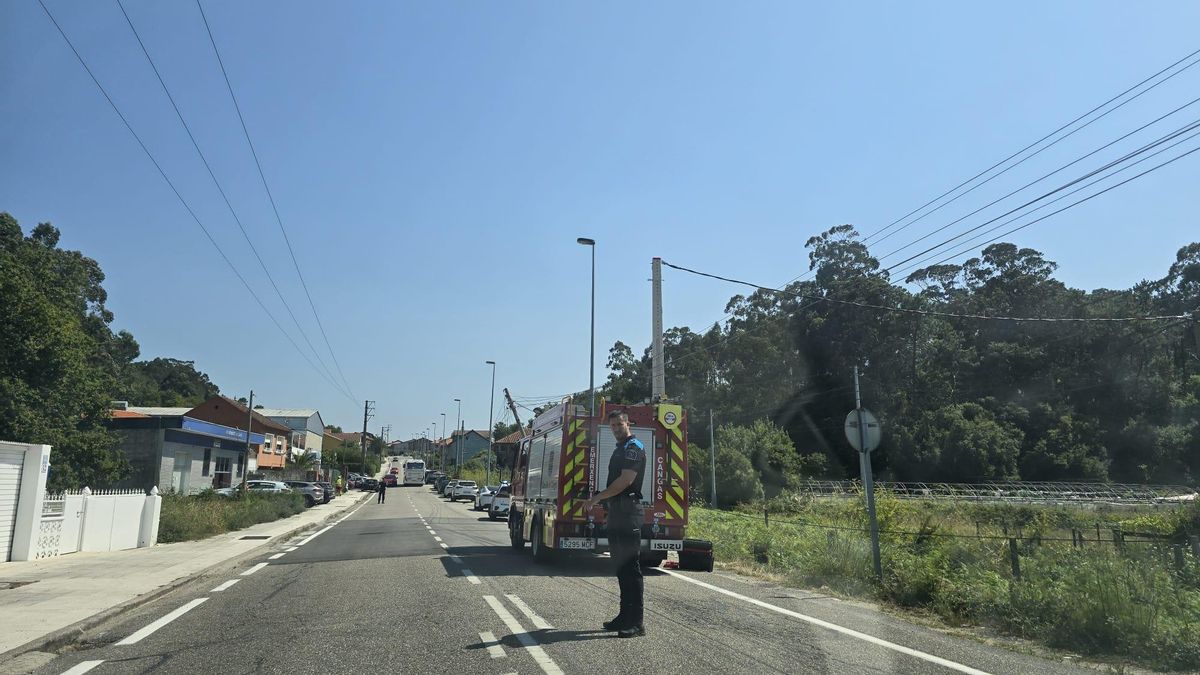 Efectivos de la Policía Local y Emerxencias-protección Civil trabajando en la zona.